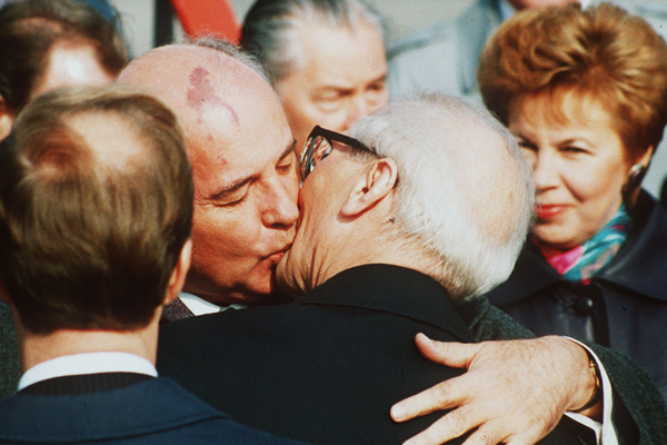 Михаил Горбачев и Эрих Хонеккер лидер Восточной Германии