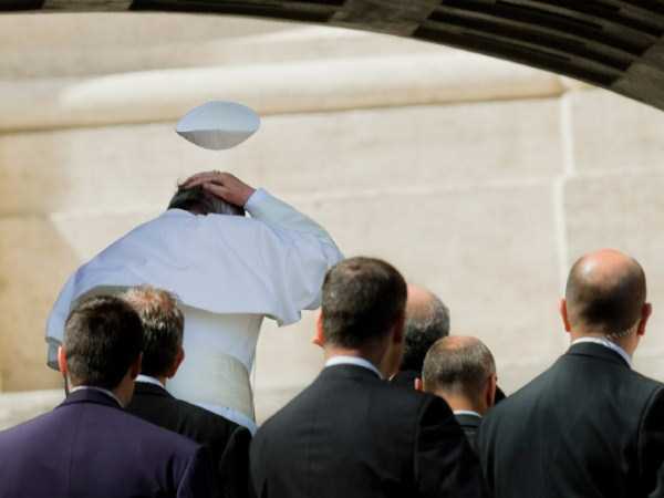 the-pope-and-the-wind (7)