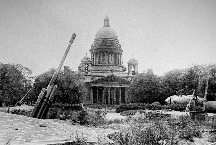 ID: 10618996 Описание: Советский Союз. Ленинград. Вид на Исаакиевский собор с площади Декабристов (Сенатской площади) в дни блокады города. Фотохроника ТАСС