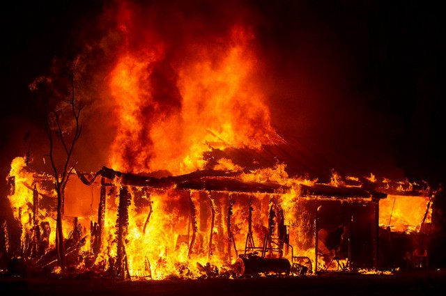 Сгорело уже более тысячи домов