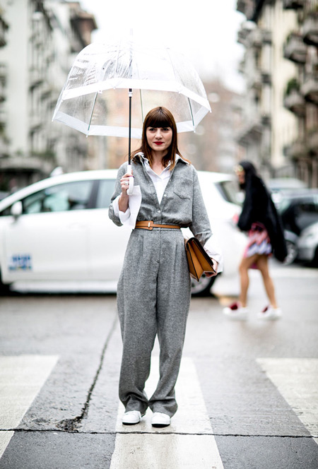 Девушка в сером комбинезоне, белой рубашке и прозрачный зонтик