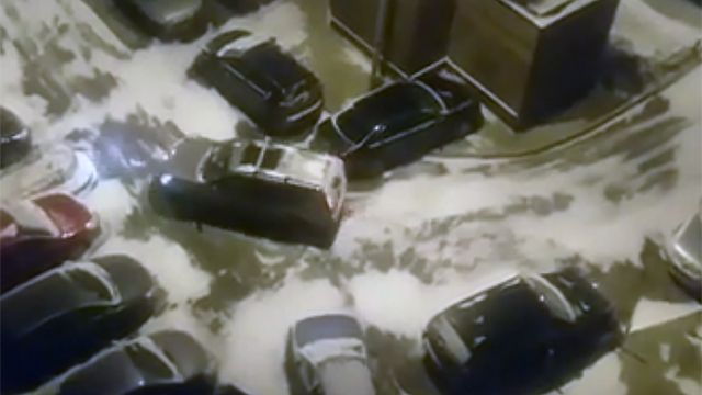 Видео: автоледи на легковушке протаранила 12 авто в Подмосковье