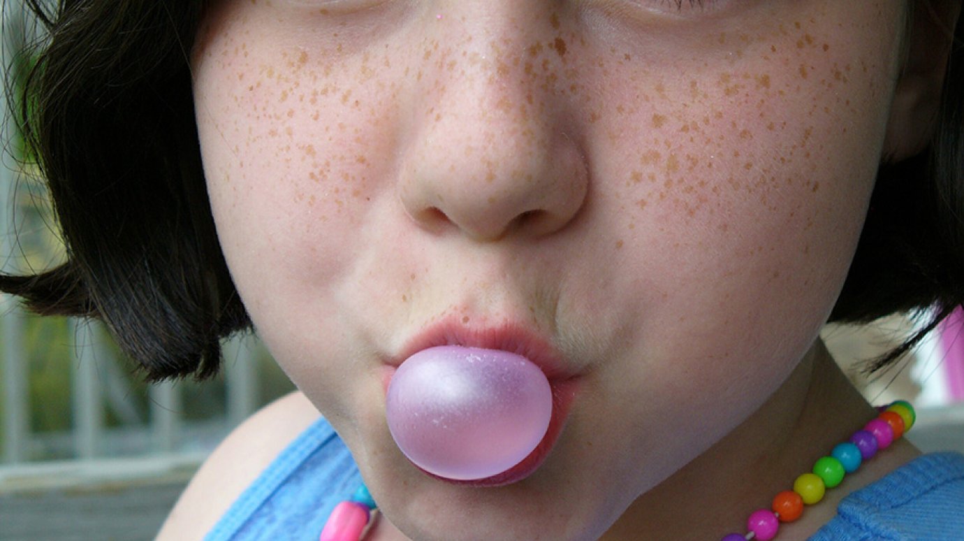 Любителей жевательной резинки предупредили о неприятных последствиях