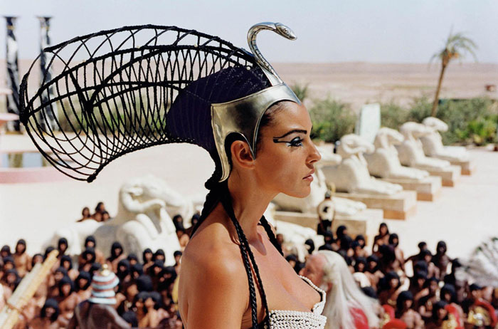 Моника Белуччи (Monica Bellucci) в фотосессии для фильма «Астерикс и Обеликс: Миссия «Клеопатра» (Asterix & Obelix Meet Cleopatra) (2002), фотография 8