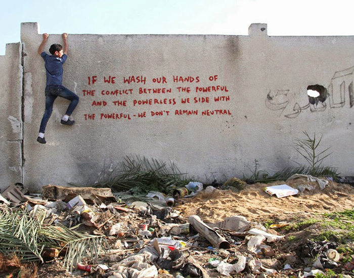 Новые граффити Banksy в "самой большой тюрьме мира" Новые граффити Banksy в "самой большой тюрьме мира"
