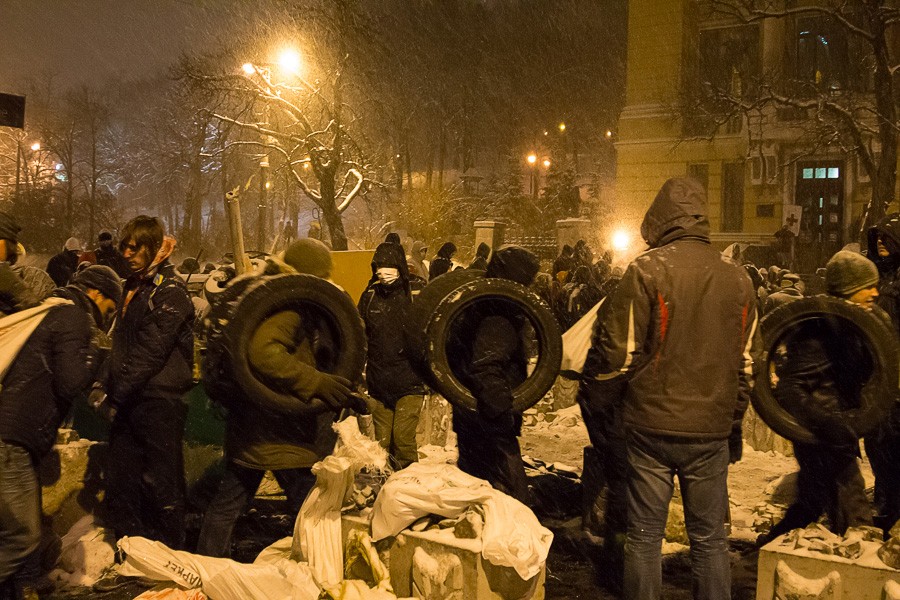 К зданию Верховной рады протестующие снова несут покрышки