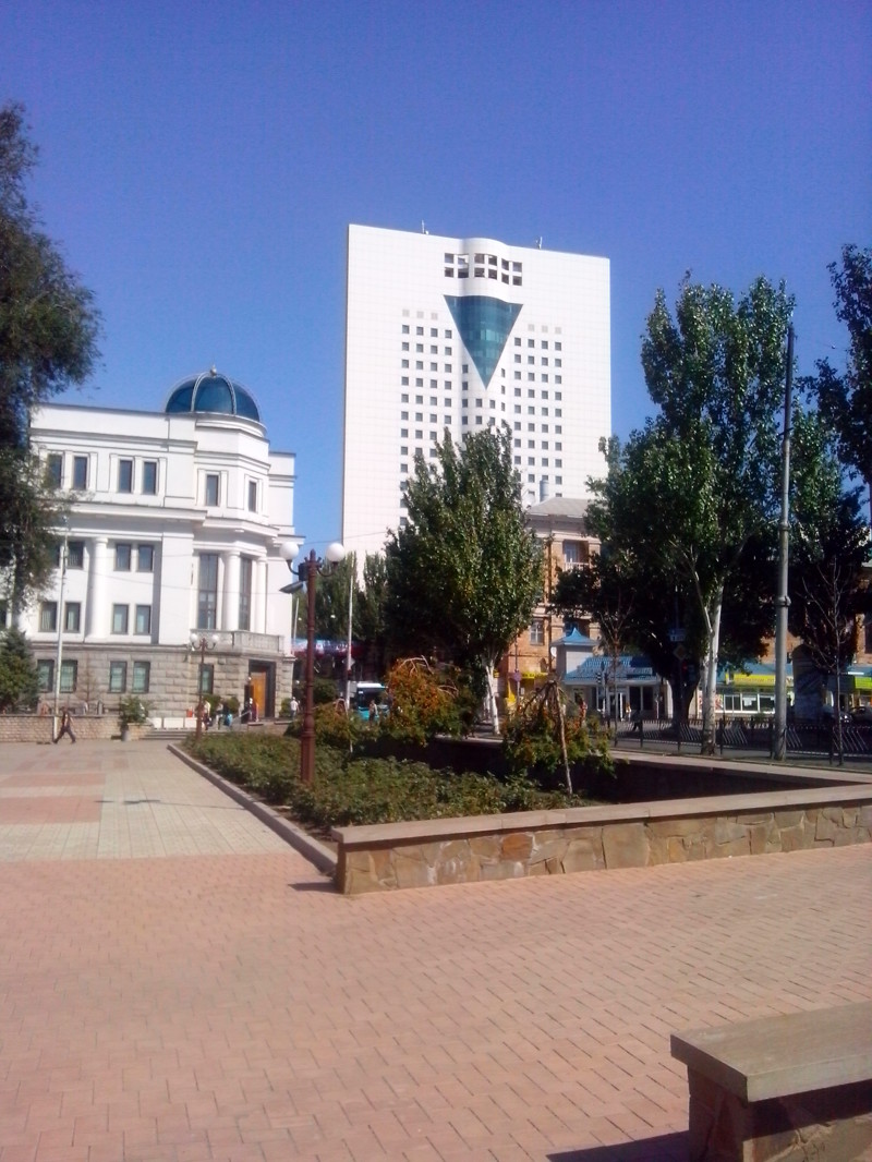 Высотное здание - пустующий бизнес-центр, рядом пустующий банк. Город Донецк. Экскурсия в фотографиях., история