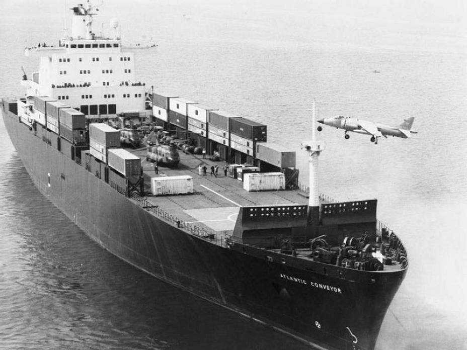 HMS Atlantic Conveyor - не больше и не меньше, как авианесущий контейнеровоз - Гимн скаредности: как Британия лишилась всех ДРЛО и авианосцев | Военно-исторический портал Warspot.ru