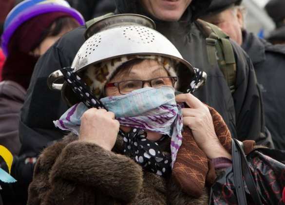 Кастрюли на голову - мозги в мусорное ведро. Два года знаковому перформансу Кастрюли на голову - мозги в мусорное ведро. Два года знаковому перформансу