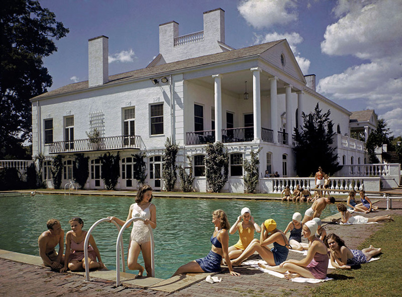 68. Люди загорают у бассейна в городе Шарлотт. Северная Каролина, 1941 national geographic, история, природа, фотография