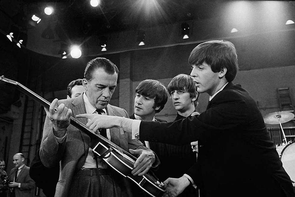 Эти фото сделаны 9 февраля 1964 года в студия CBS в Нью-Йорке, где состоялось первое выступление Битлз на шоу Эда Салливана. бителз, брежнев, фейк
