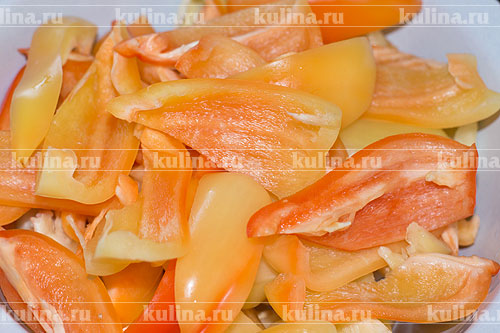 Маринованный перец на зиму Нарезать перцы ломтиками.