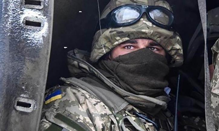 Украина стягивает военную технику и солдат в российской форме к Донбассу Военный украинской армии