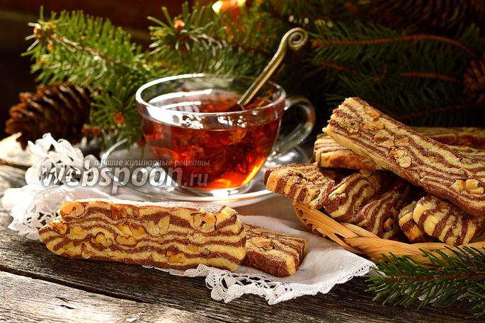 Полосатое печенье с орехами