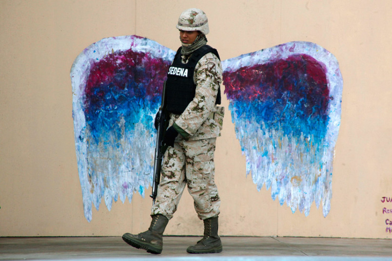 Солдат в мексиканском городе Сьюдад-Хуарес интересное, фото