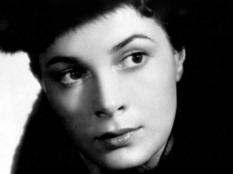 Безмерно талантливая и одинокая: 89-летняя Элина Быстрицкая рассказала о своей жизни Безмерно талантливая и одинокая: 89-летняя Элина Быстрицкая рассказала о своей жизни