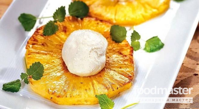 Шарик мороженого на теплом ананасе
