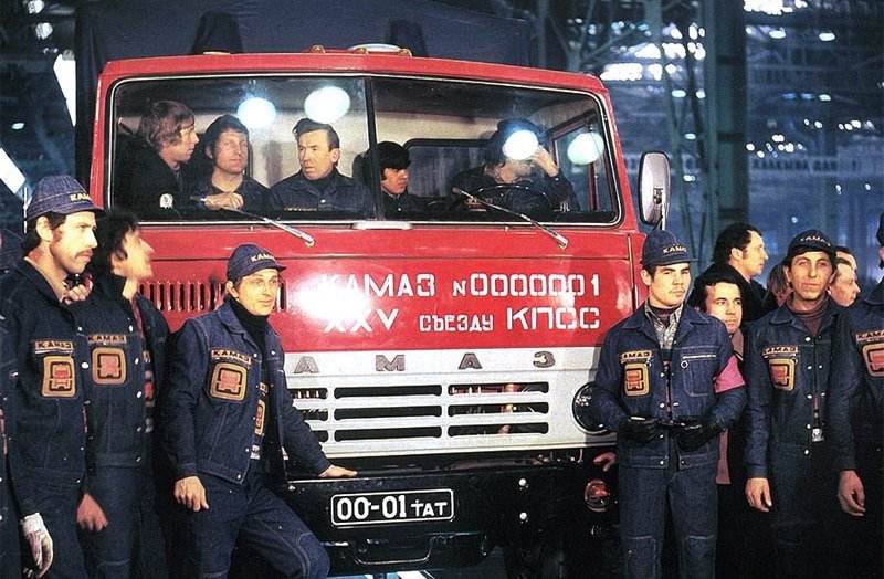 Первый автомобиль КамАЗ сошел с главного сборочного конвейера 16 февраля 1976 года Первый автомобиль КамАЗ сошел с главного сборочного конвейера 16 февраля 1976 года СССР, авто, автозавод, автомобили, завод, производство, ретро фото, советские автомобили