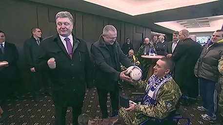 Пьяный Порошенко подарил мяч безногому инвалиду Пьяный Порошенко подарил мяч безногому инвалиду
