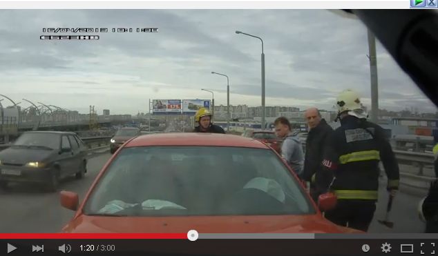 Видео дня: BMW протаранил машину МЧС в лоб