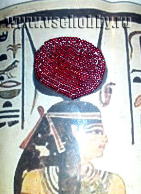 фрагмент рисунка на вазе выложен бисером