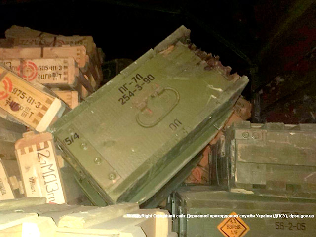 В "КамАЗе" было обнаружено большое количество ящиков с гранатами Ф-1, патронами различного калибра, выстрелами к РПГ-7в