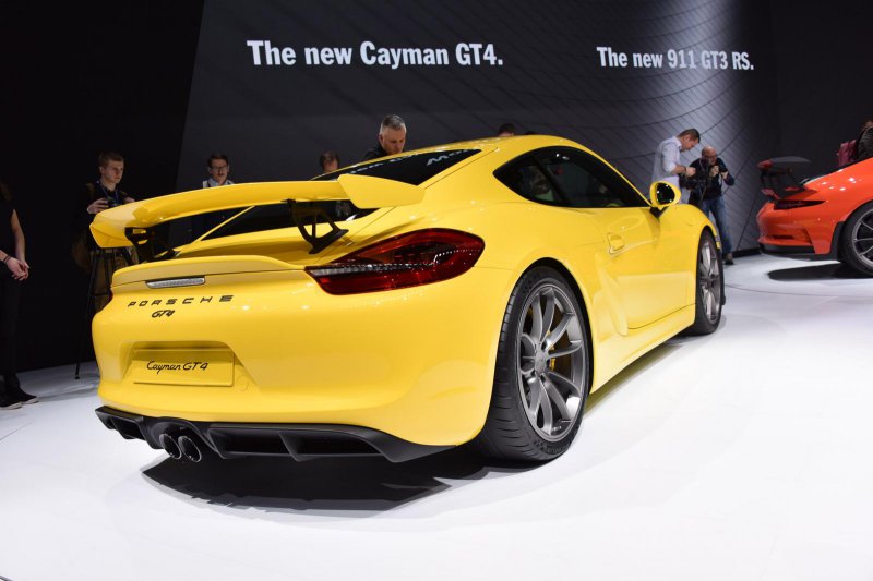 Porsche представил в Женеве Cayman GT4