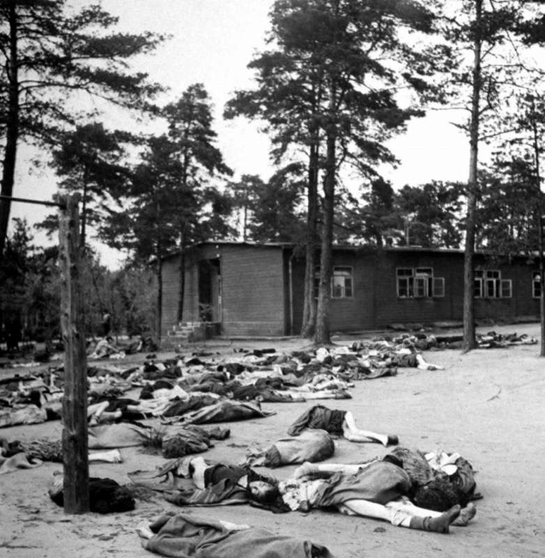 Все ужасы концлагеря Берген-Бельзен в редких архивных фотографиях Все ужасы концлагеря Берген-Бельзен в редких архивных фотографиях
