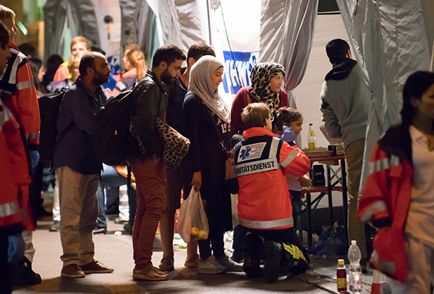 Семья беженцев с Ближнего Востока на вокзале Мюнхена. 8 сентября 2015 года