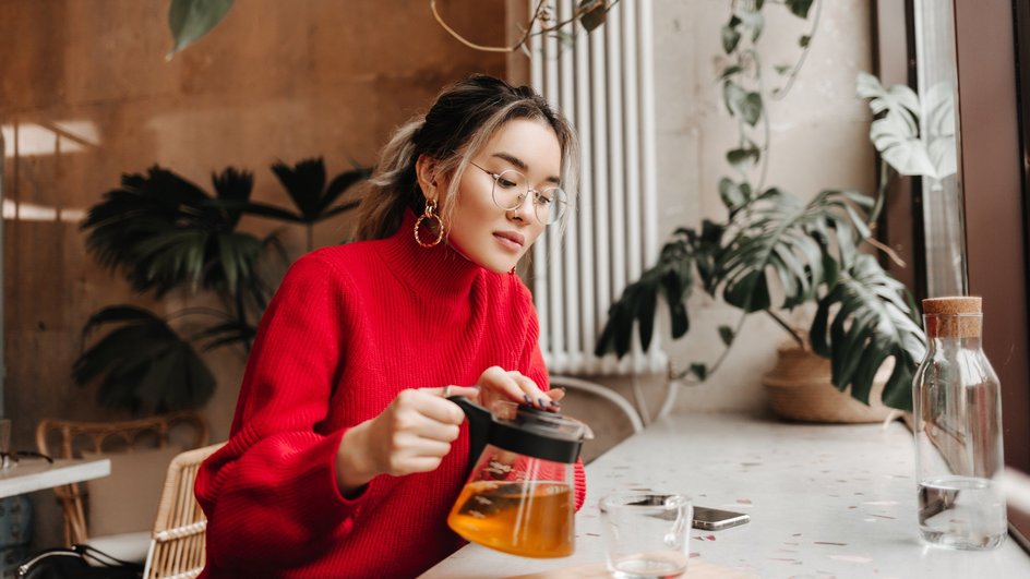 Женщина наливает гречишный чай