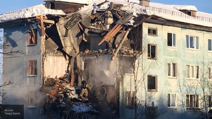 Обрушение дома в Мурманске: спасатели освободили из-под завалов трех человек
