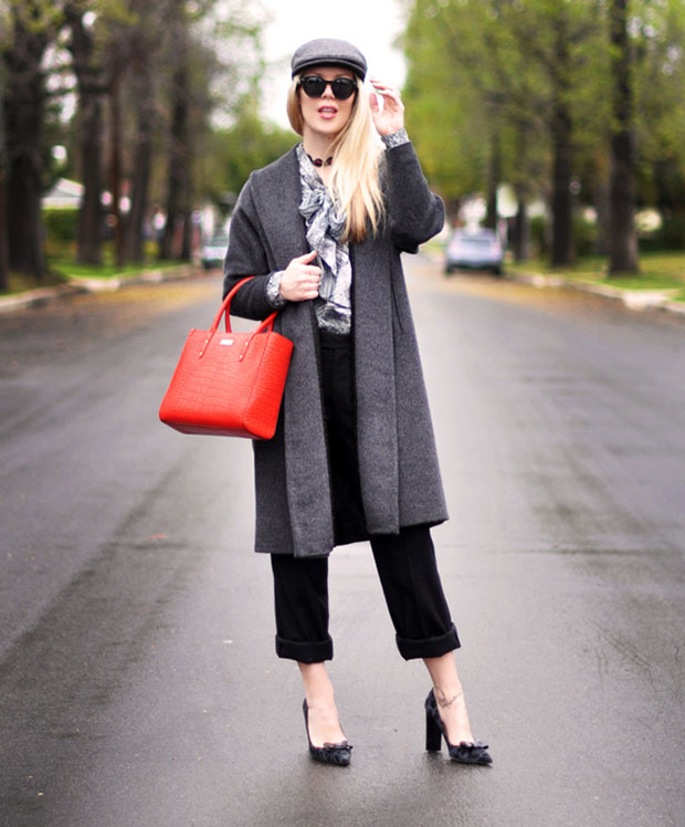 Девушка с красной сумкой