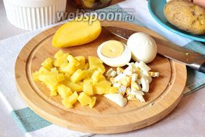 Отваренные яйца и картофель очистить и тоже нарезать кубиком.