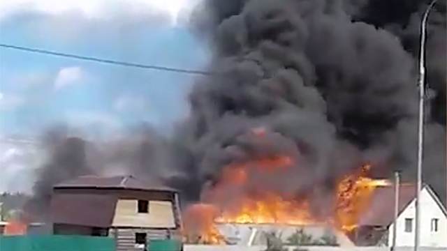 Видео: частный дом вспыхнул на Дмитровском шоссе