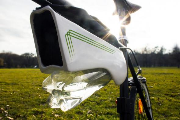 Бутылка собирает воду из воздуха во время движения велосипеда.