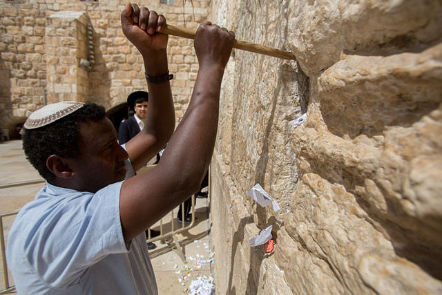 Стена Плача в Иерусалиме. Предпасхальная уборка иерусалим, стена плача, уборка
