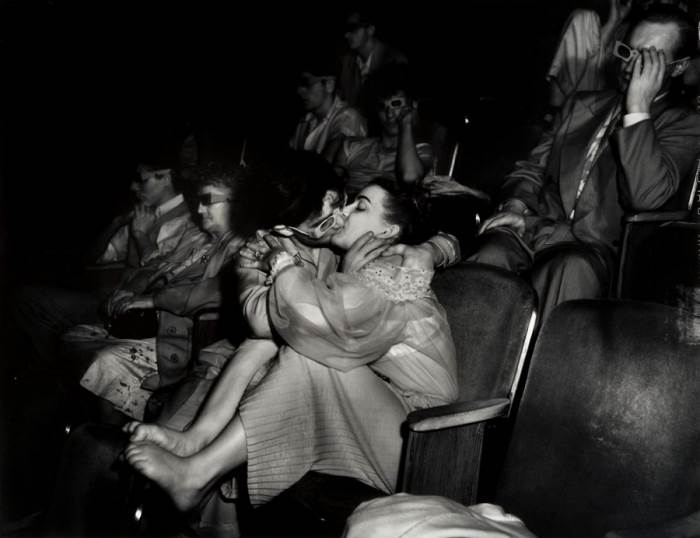 В кинотеатре. Автор: Arthur Fellig (Weegee). В кинотеатре. Автор: Arthur Fellig (Weegee).