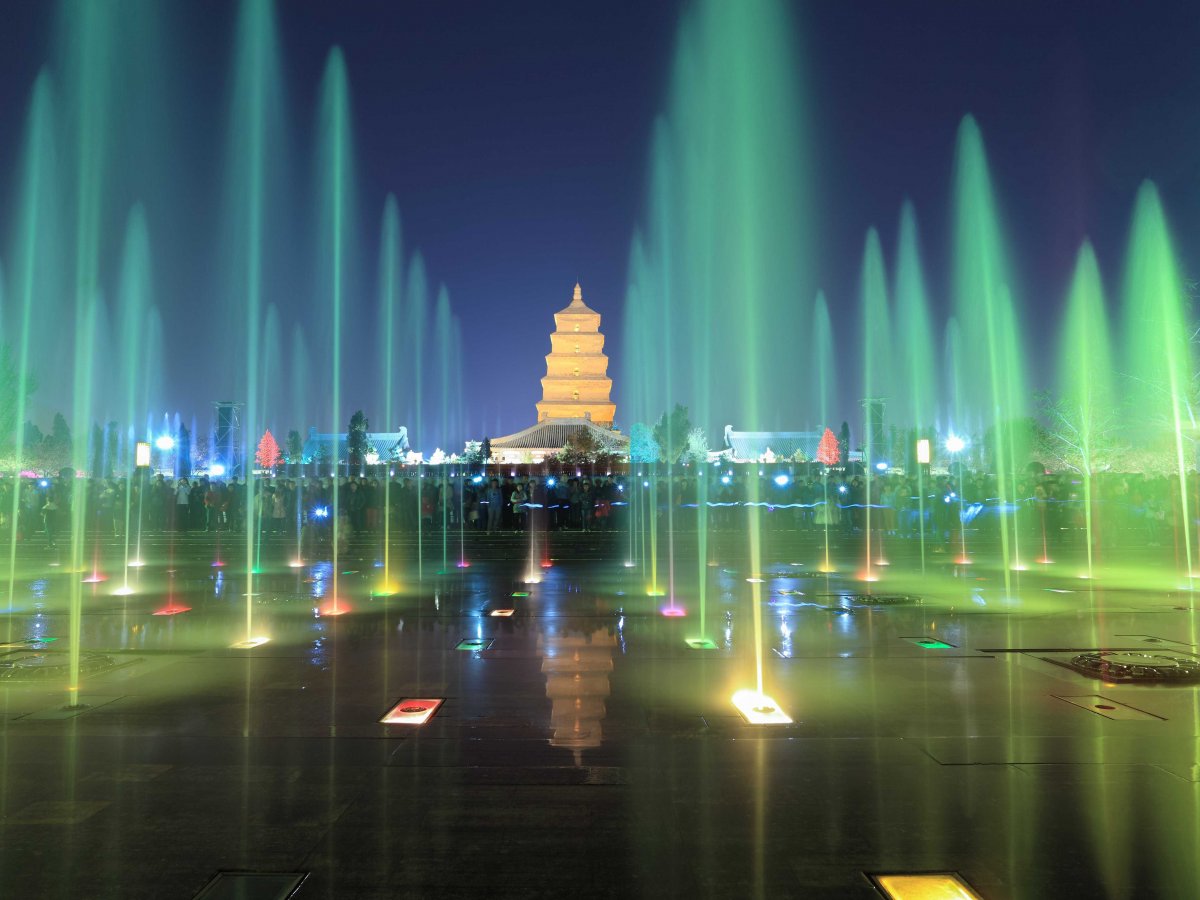 admire-the-nightly-lights-show-at-the-giant-wild-goose-pagoda-in-xian