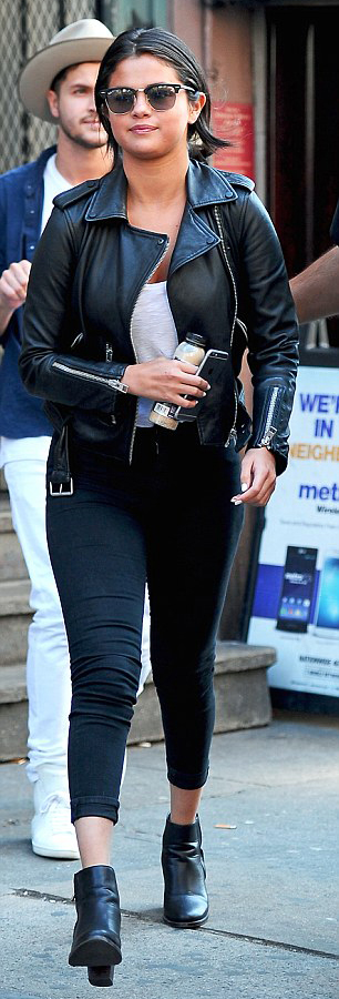 Селена Гомес в плотно прилегающих брюках в паре с кожаной курткой