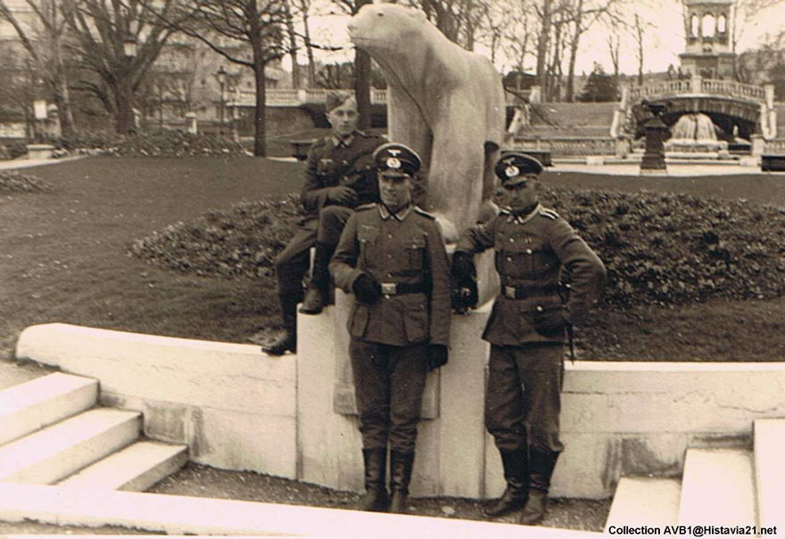 Немецкие офицеры на фоне статуи медведя работы Франсуа Помпона Дижон, история, фото