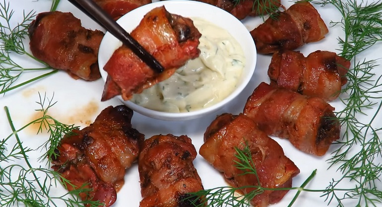 Вкусная закуска : рулетики из печени в беконе