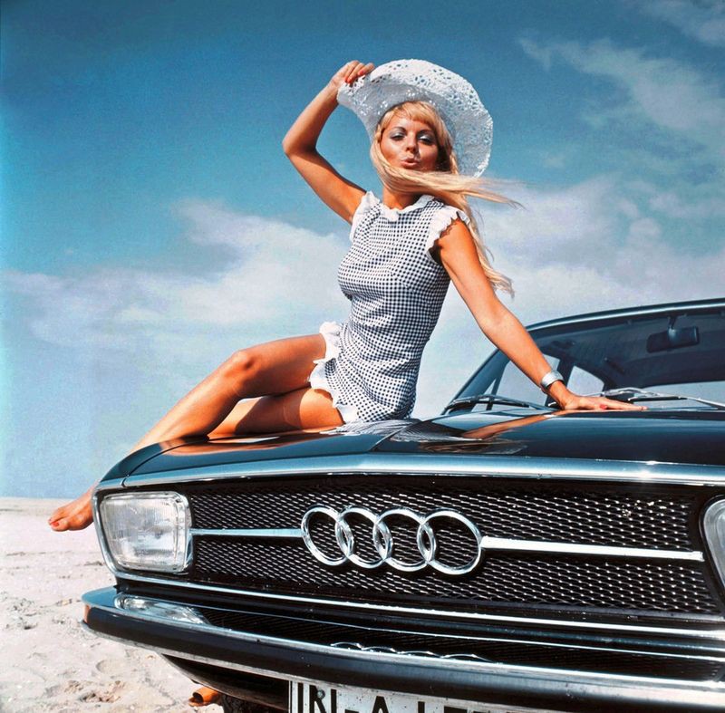1. Автомобиль "Audi" представляет шикарная блондинка девушки, машины, реклама, ретро
