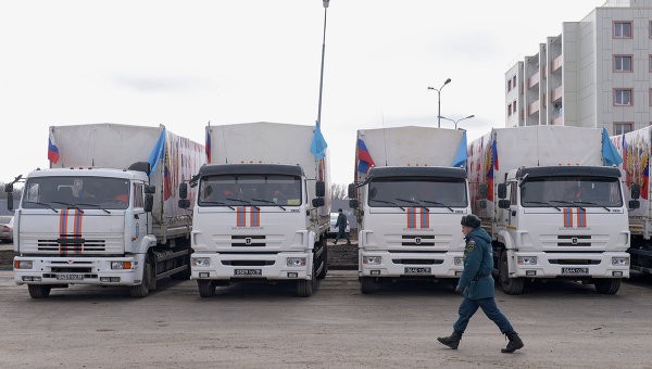 Колонна МЧС России с гумпомощью для посевной отправилась в Донбасс Колонна МЧС России с гумпомощью для посевной отправилась в Донбасс