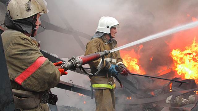 Крупный пожар произошел в ремонтном боксе в Курске