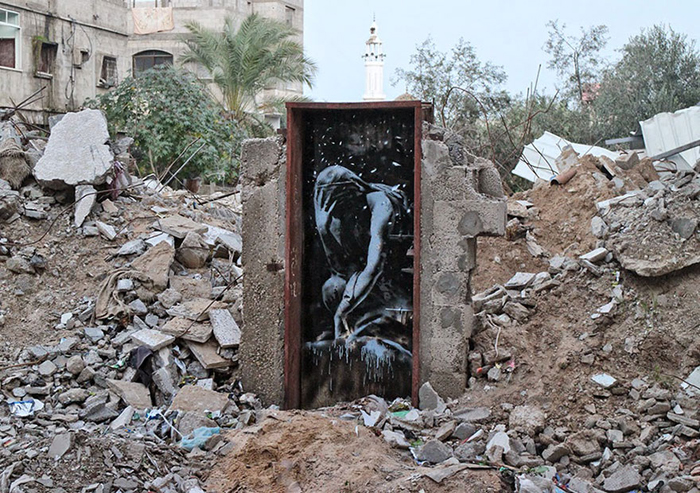 Новые граффити Banksy в "самой большой тюрьме мира" Новые граффити Banksy в "самой большой тюрьме мира"