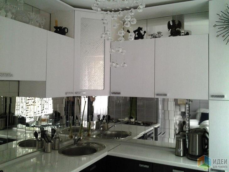 Белая кухня, зеркальный кухонный фартук