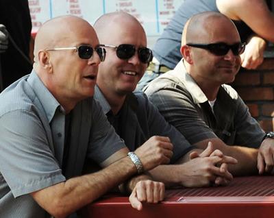 Брюс Уиллис (Bruce Willis) вместе с дублерами Стюартом Ф. Уилсоном (Stuart F. Wilson) и Дэнни Дауни (Danny Downey) на съемочной площадке фильма «Двойной КОПец» (2010). Брюс Уиллис (Bruce Willis) вместе с дублерами Стюартом Ф. Уилсоном (Stuart F. Wilson) и Дэнни Дауни (Danny Downey) на съемочной площадке фильма «Двойной КОПец» (2010).