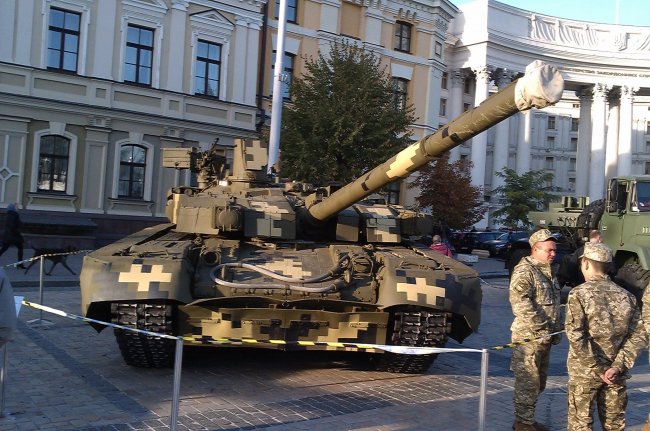 Украинский «Оплот» оказался бессилен перед китайским танком «для бедных» Украинский «Оплот» оказался бессилен перед китайским танком «для бедных»