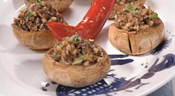 Шампиньоны, фаршированные орехами и сыром. \ Фото: gastronom.ru. 8 блюд с грецкими орехами, которые подойдут и на ужин, и для праздничного стола