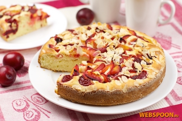 Пирог с яблоками и сливой